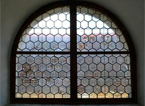 barockes Fenster, bleiverglast mit Tellerscheiben in-6-Eckteilung Mauerbach-Kartause, vor Restaurierung 2010 Glasstudio Reger